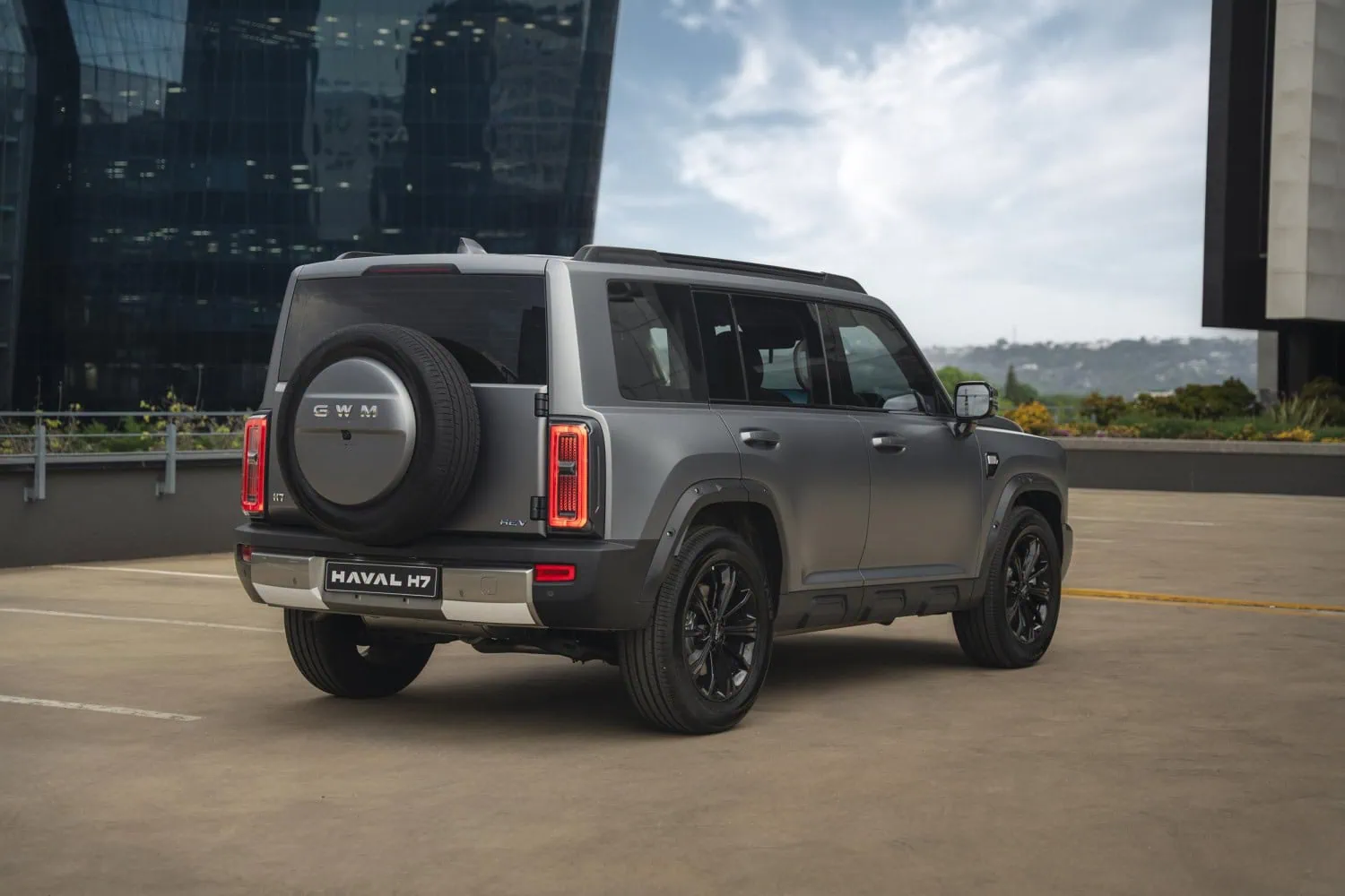 Haval H7 rear right - Saffarazzi GWM Haval H7 rear three-quarter with spare wheel.
