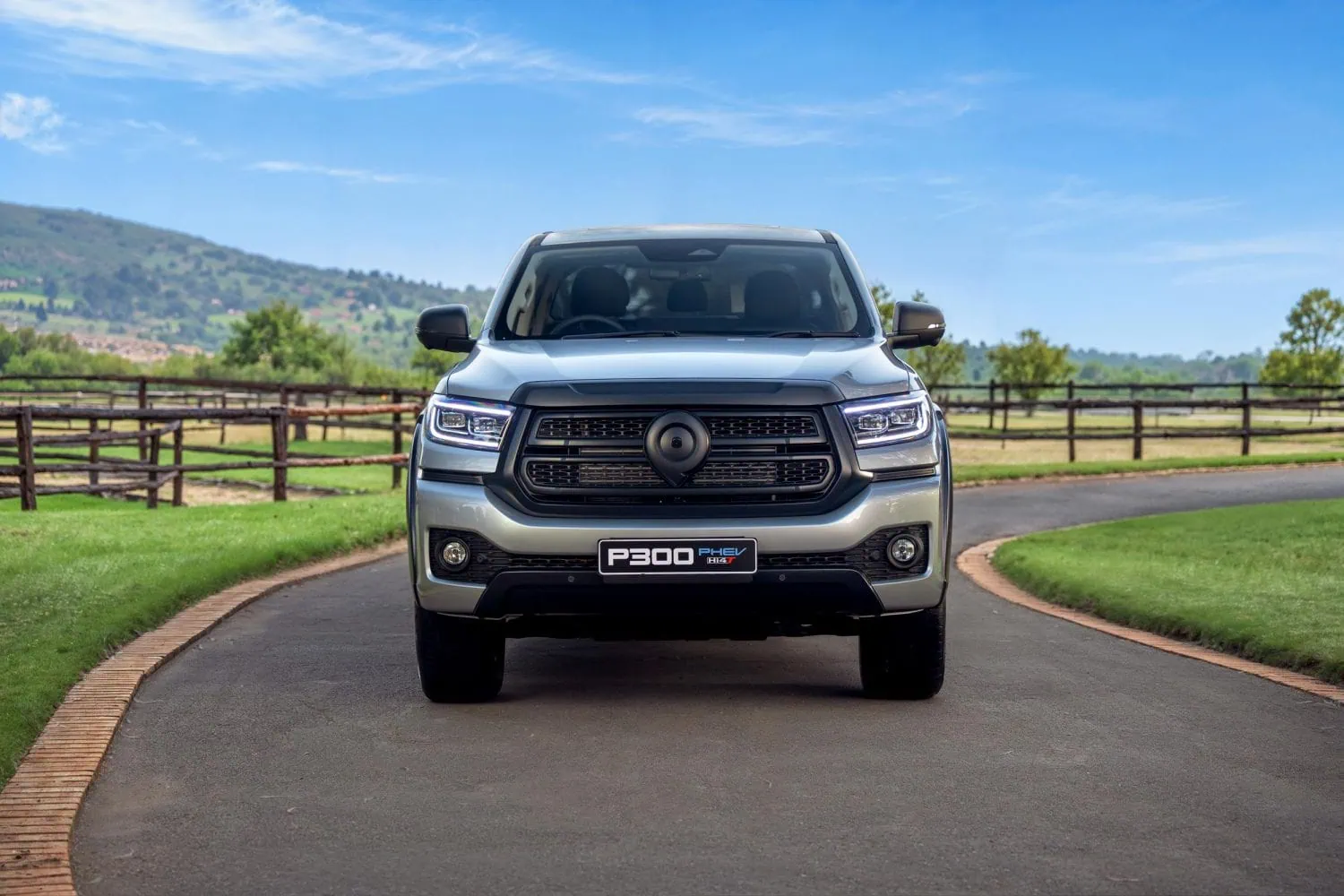 GWM P300 Hi4-T plug-in hybrid bakkie front view - Saffarazzi GWM P300 Hi4-T plug-in hybrid bakkie front view