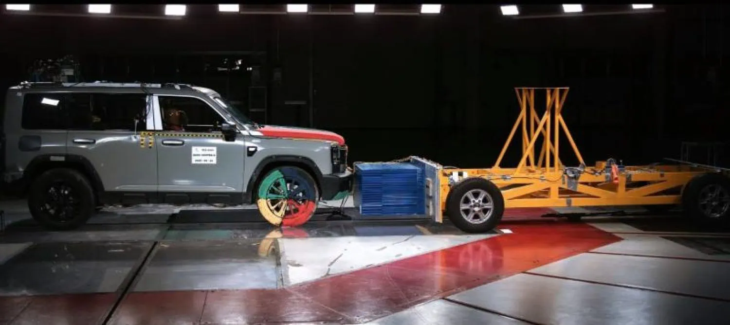 GWM Tank SUV during frontal crash test - Saffarazzi GWM Tank SUV during frontal crash test
