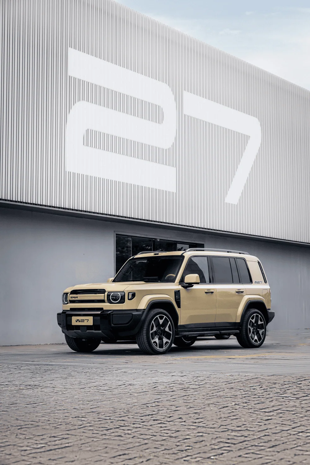 iCAUR V27 in beige front three-quarter view by building - Saffarazzi iCAUR V27 in beige front three-quarter view by building