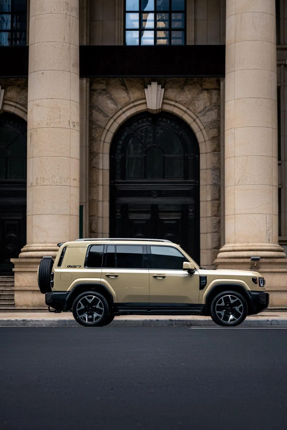iCAUR V27 in beige right side profile with spare wheel - Saffarazzi iCAUR V27 in beige right side profile with spare wheel
