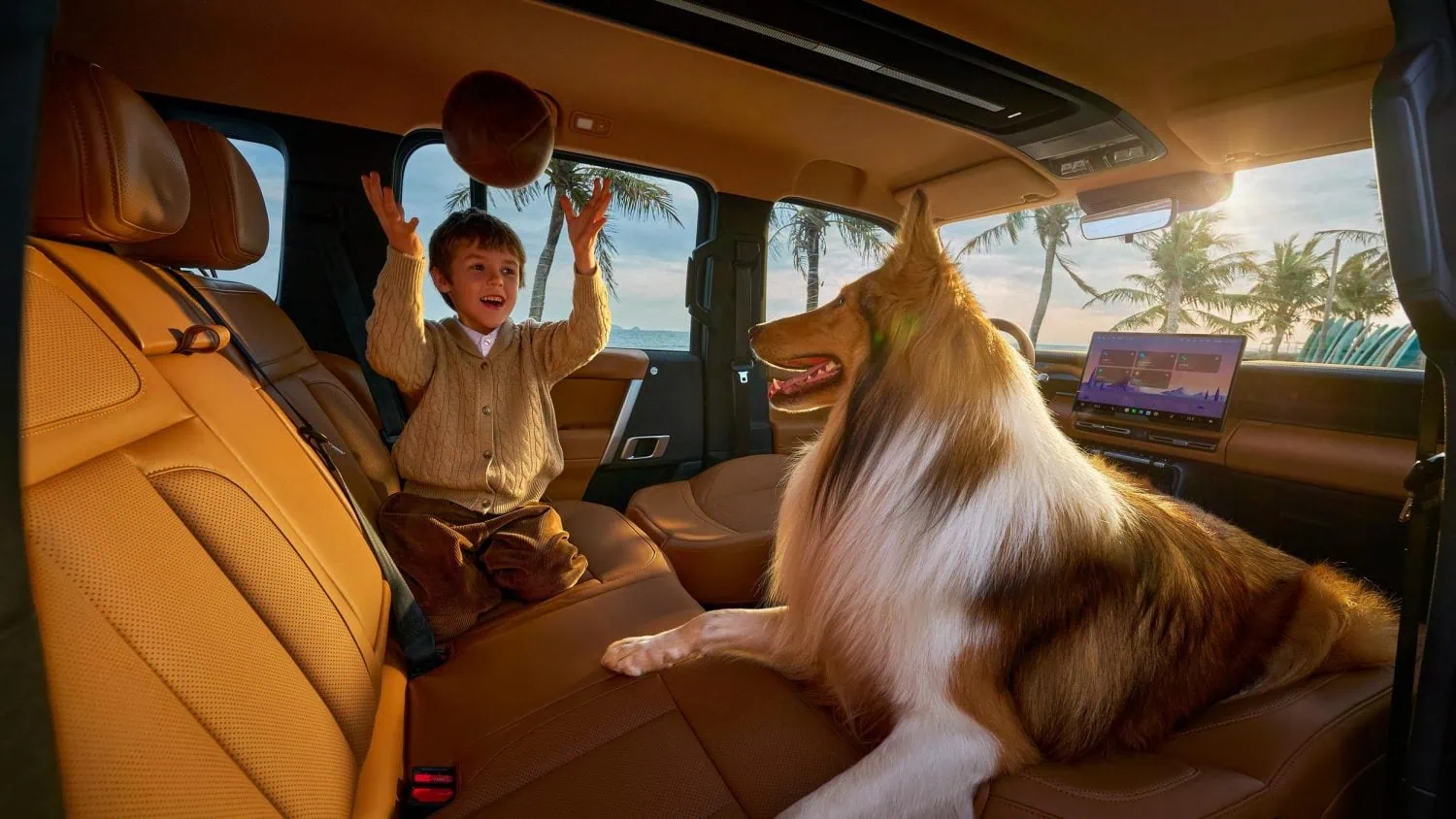 iCAUR V27 interior with child and dog - Saffarazzi iCAUR V27 interior with child and dog