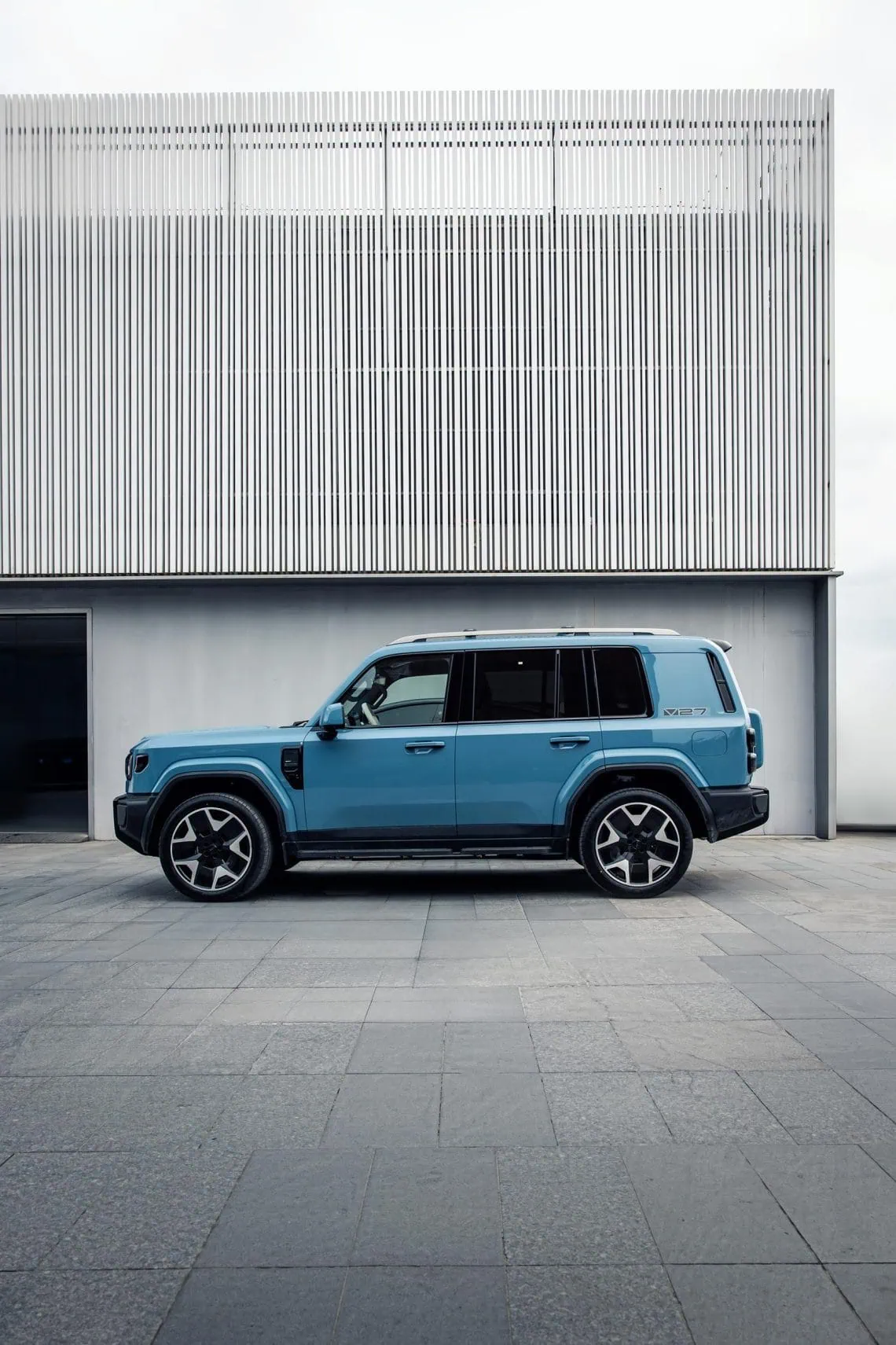 iCAUR V27 range-extended SUV in blue left side profile
