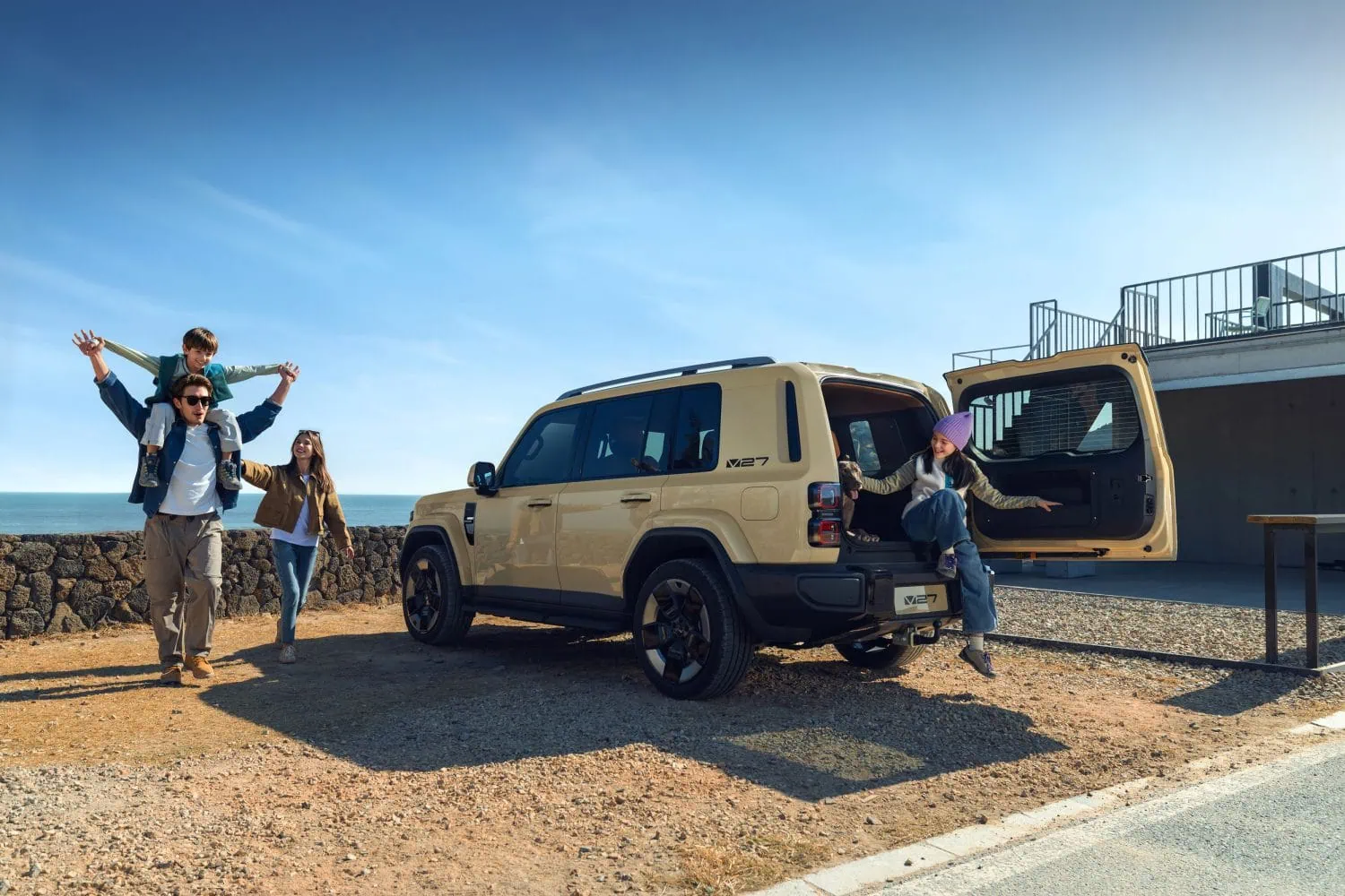 iCAUR V27 rear three-quarter view with family by the sea - Saffarazzi iCAUR V27 rear three-quarter view with family by the sea