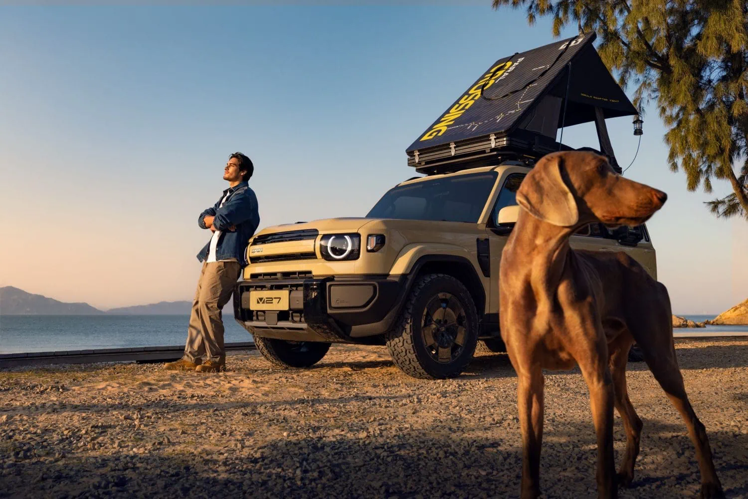iCAUR V27 with roof tent on beach at sunset - Saffarazzi iCAUR V27 with roof tent on beach at sunset