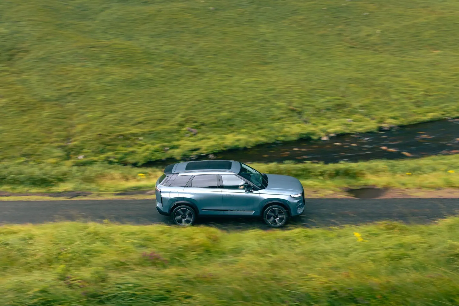 JAECOO 7 on country road - Saffarazzi JAECOO 7 SHS-P hybrid SUV side view on country road.