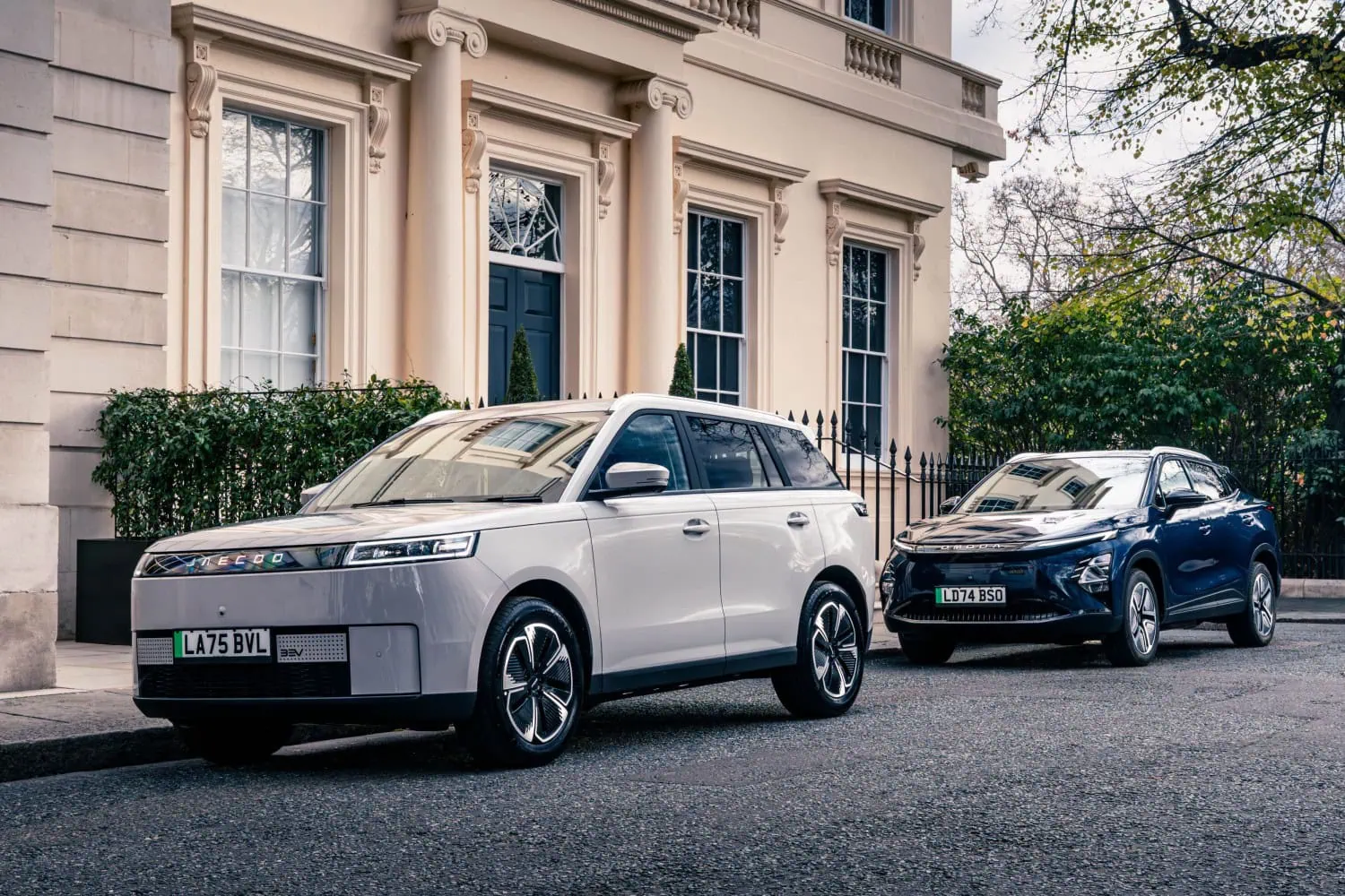 Jaecoo SUV and Omoda E5 - Saffarazzi Jaecoo electric SUV front view with Omoda E5 behind.