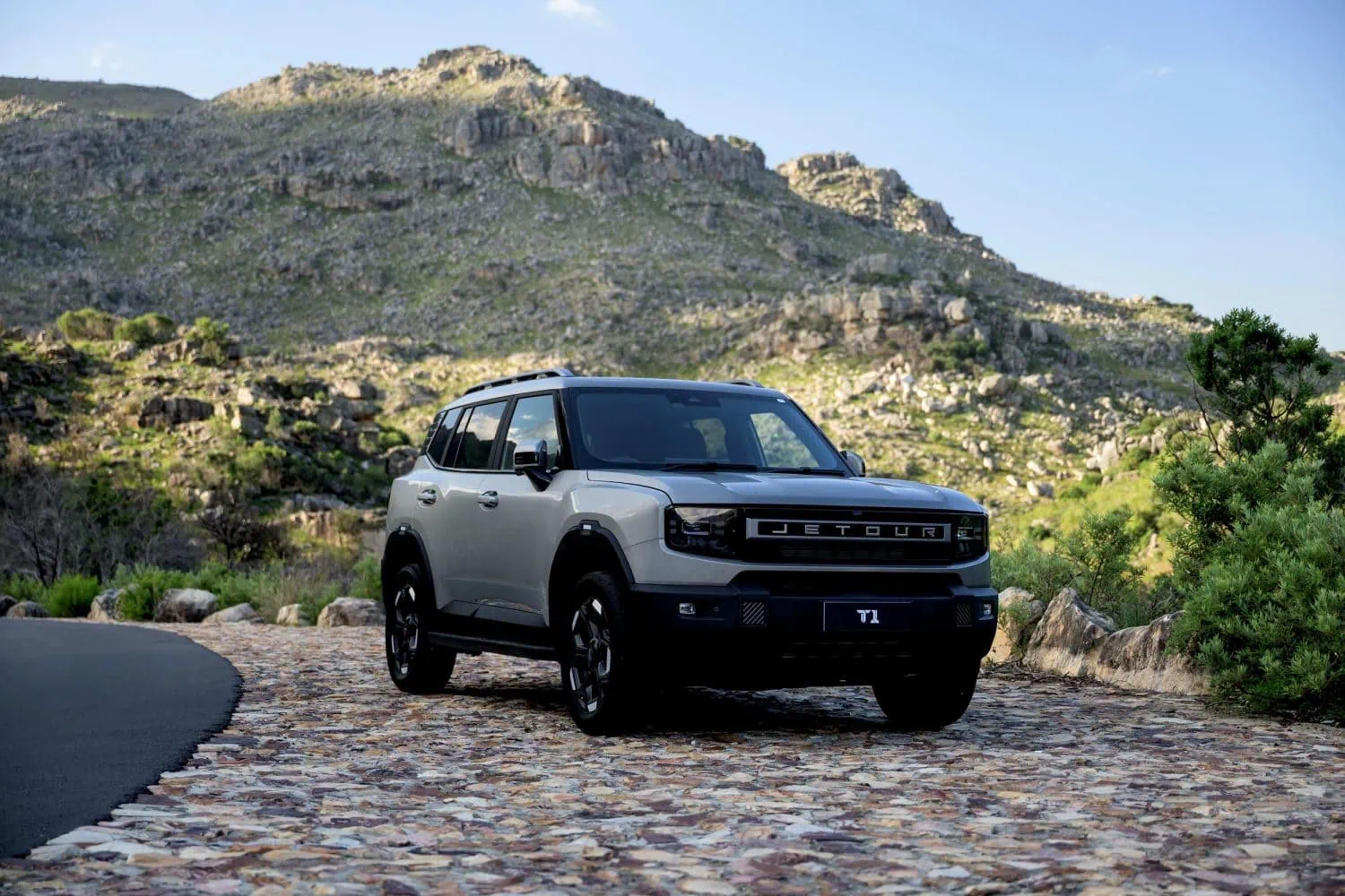 Jetour T1 SUV front three-quarter view on mountain road - Saffarazzi Jetour T1 SUV front three-quarter view on mountain road