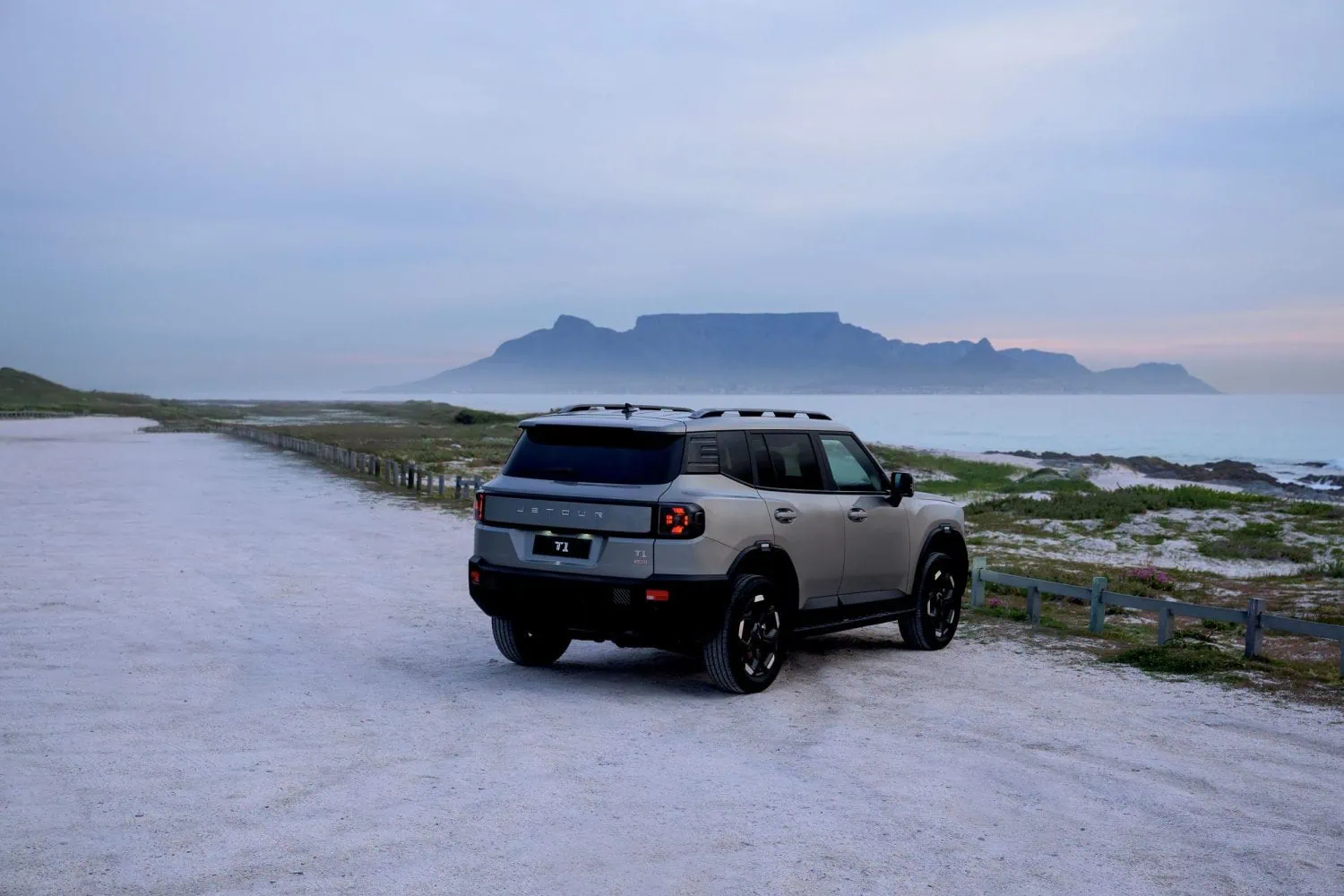 Jetour T1 SUV rear three-quarter view facing Table Mountain - Saffarazzi Jetour T1 SUV rear three-quarter view facing Table Mountain