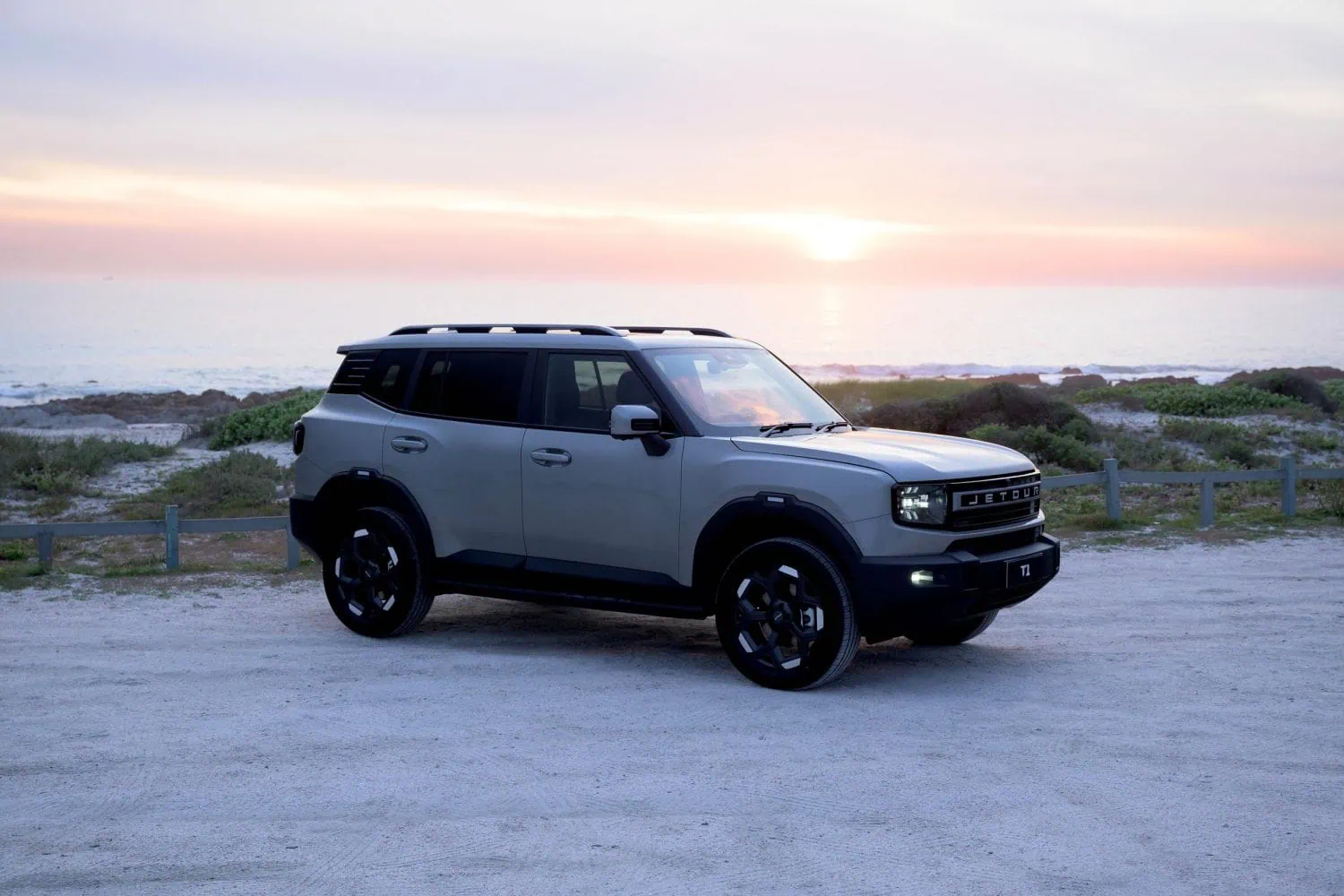Jetour T1 SUV side view at sunset by the sea - Saffarazzi Jetour T1 SUV side view at sunset by the sea