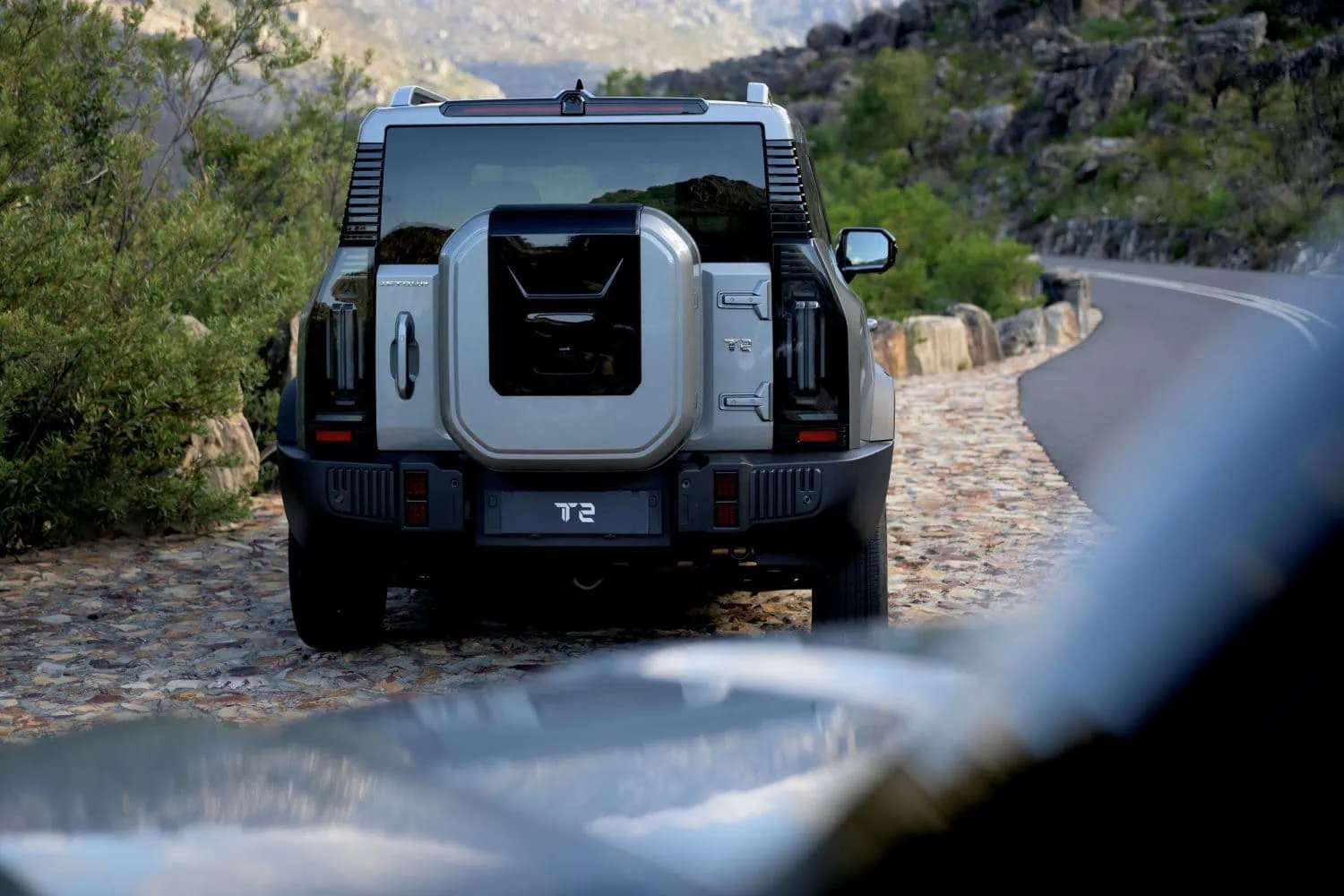 Jetour T2 rear view on a mountain road - Saffarazzi Jetour T2 rear view on a mountain road