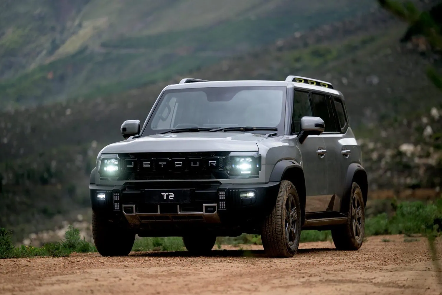 Jetour T2 SUV front view on a gravel road - Saffarazzi Jetour T2 SUV front view on a gravel road