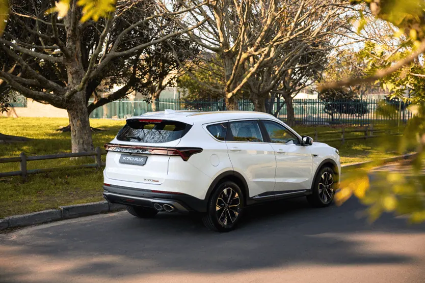 Jetour X70 Plus rear three-quarter view in a park - Saffarazzi Jetour X70 Plus rear three-quarter view in a park