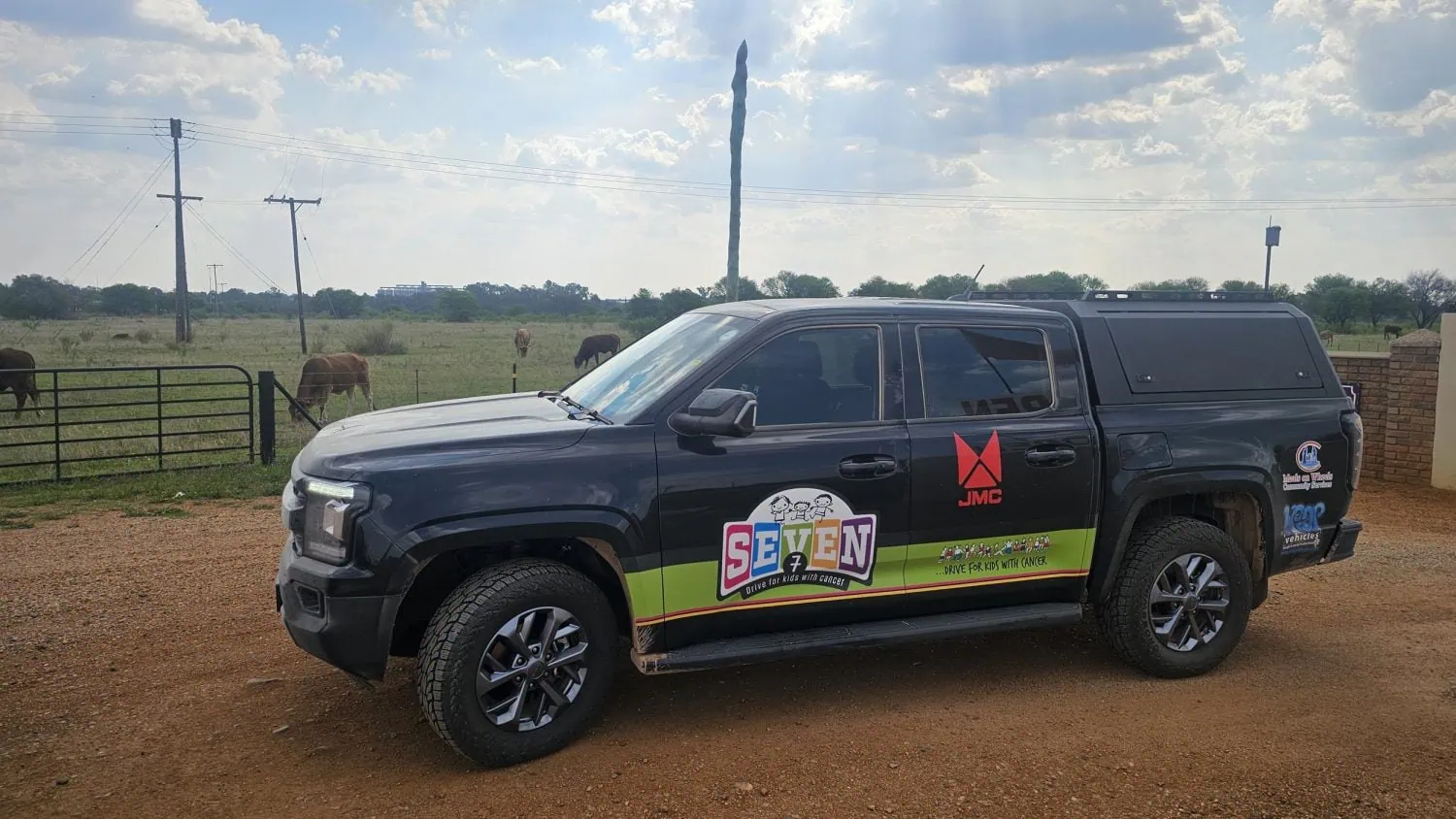 JMC pickup in Seven7 Drive livery beside farm fence - Saffarazzi JMC pickup in Seven7 Drive livery beside farm fence