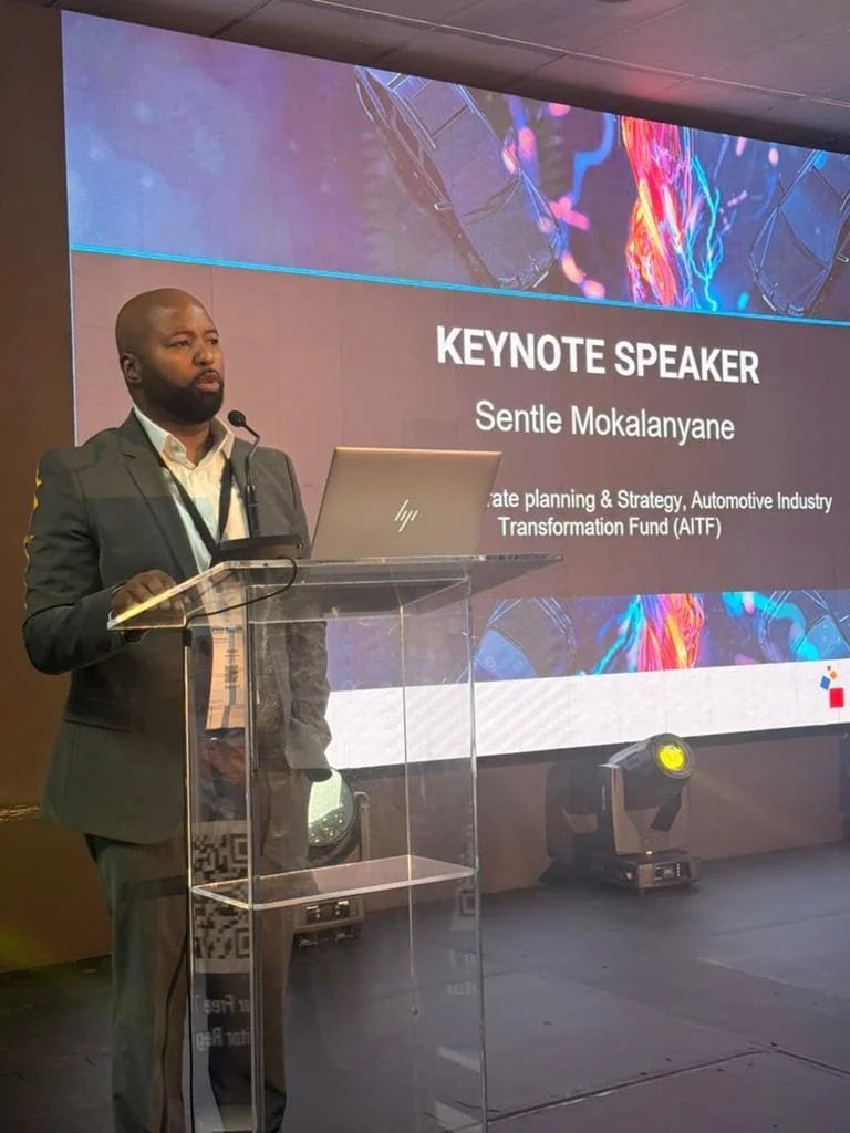 Automechanika JHB CEO Breakfast press photo 3 - Saffarazzi Keynote address at podium during Automechanika Johannesburg CEO Breakfast.