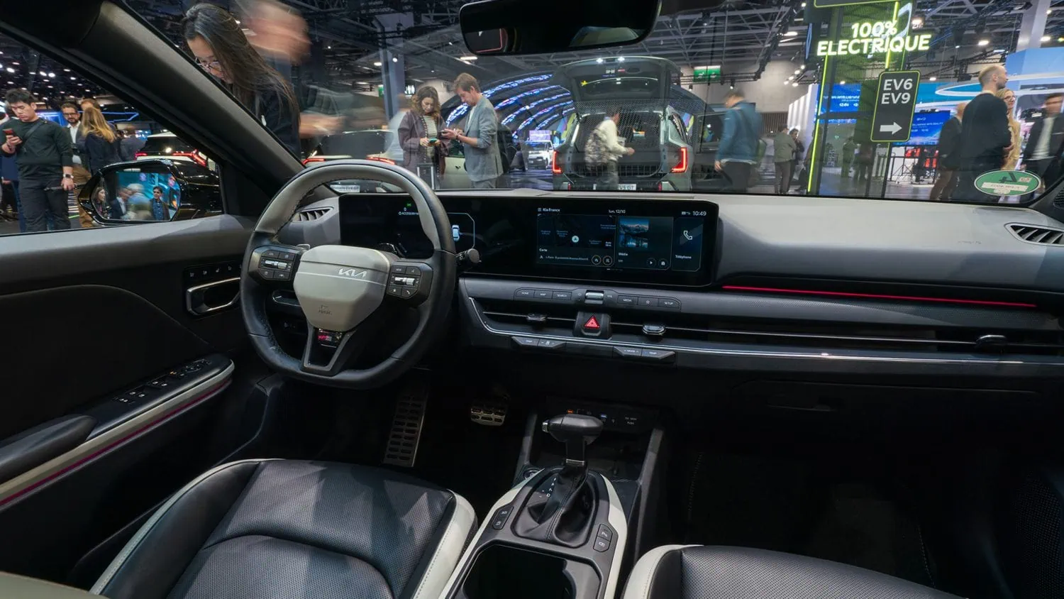 Kia dashboard and centre console at Paris Motor Show - Saffarazzi Kia dashboard and centre console at Paris Motor Show