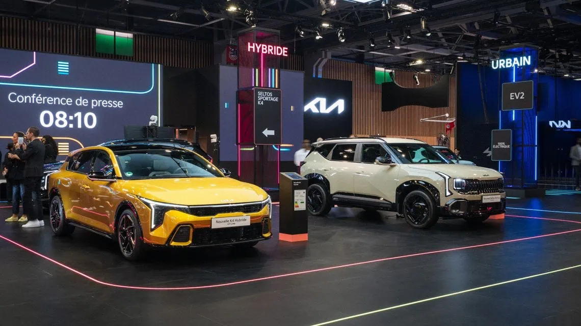 Kia K4 Hybrid and Kia Seltos on the Paris stand - Saffarazzi Kia K4 Hybrid and Kia Seltos on the Paris stand