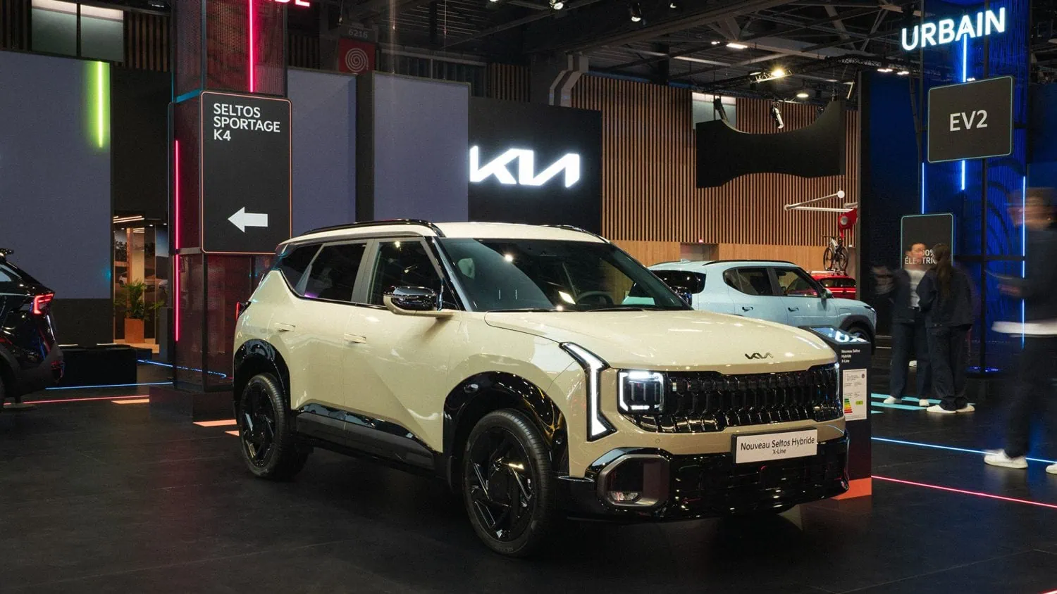 Kia Seltos compact SUV front three-quarter view - Saffarazzi Kia Seltos compact SUV front three-quarter view