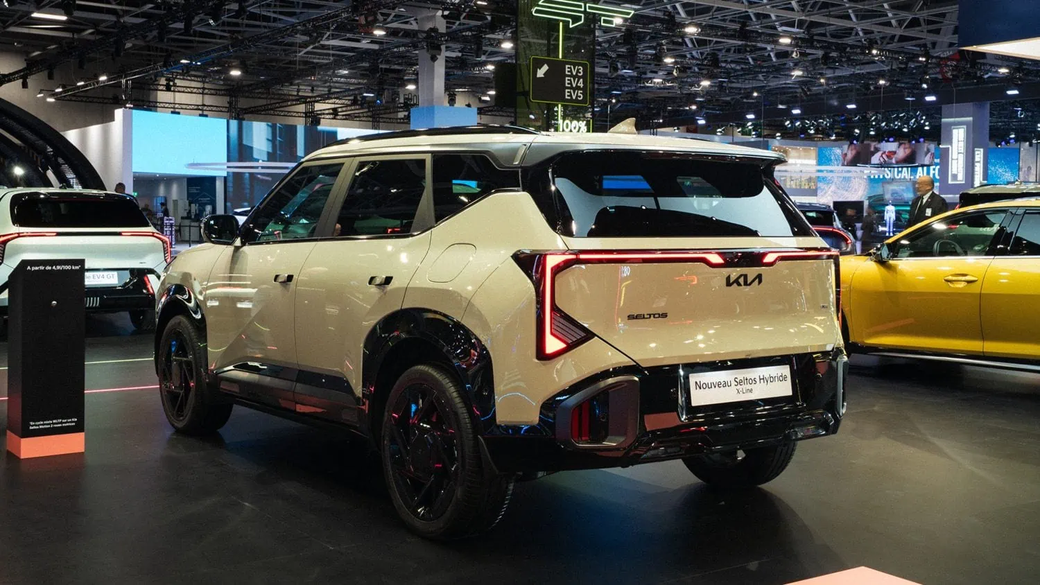 Kia Seltos compact SUV rear three-quarter view - Saffarazzi Kia Seltos compact SUV rear three-quarter view