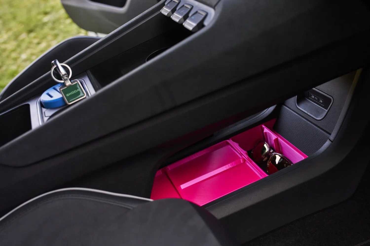 Pink printed console tray - Saffarazzi Škoda console with 3D-printed pink storage tray.