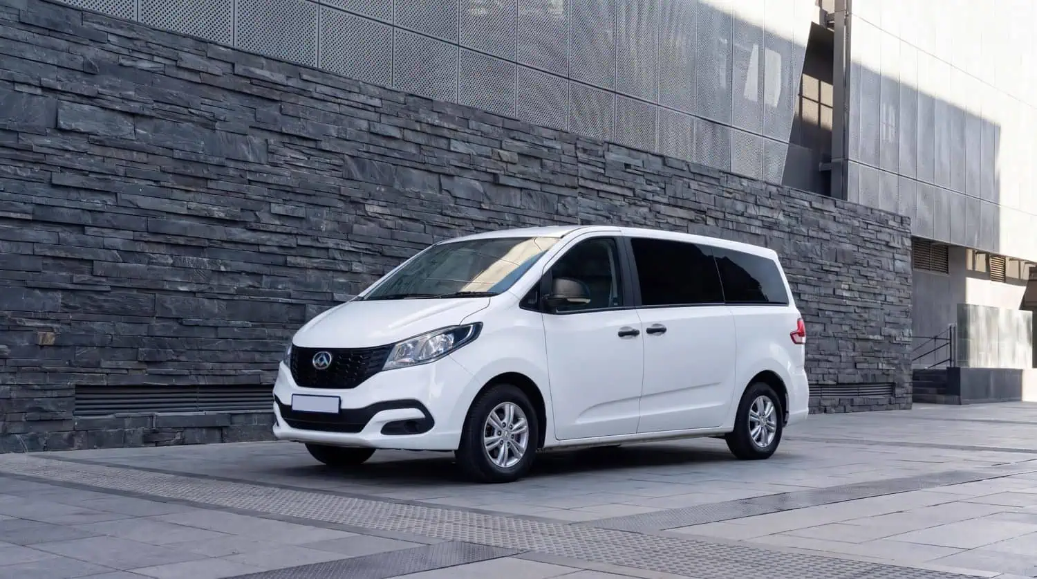 LDV G10+ van front three-quarter view - Saffarazzi LDV G10+ van front three-quarter view
