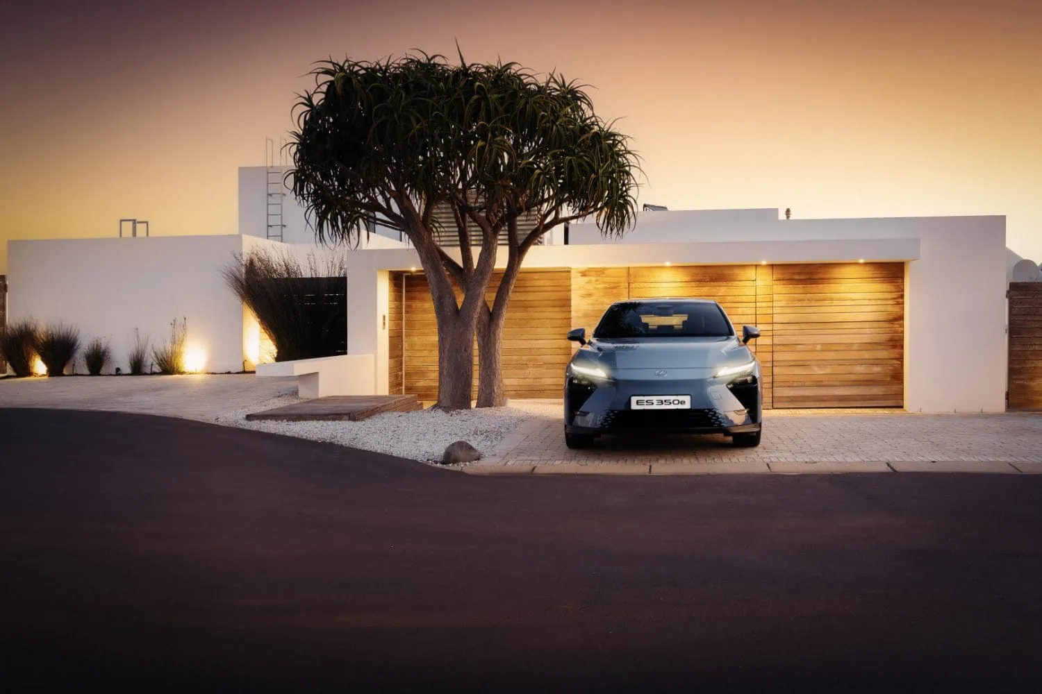 Lexus ES 350e front view at house driveway - Saffarazzi Lexus ES 350e front view at house driveway
