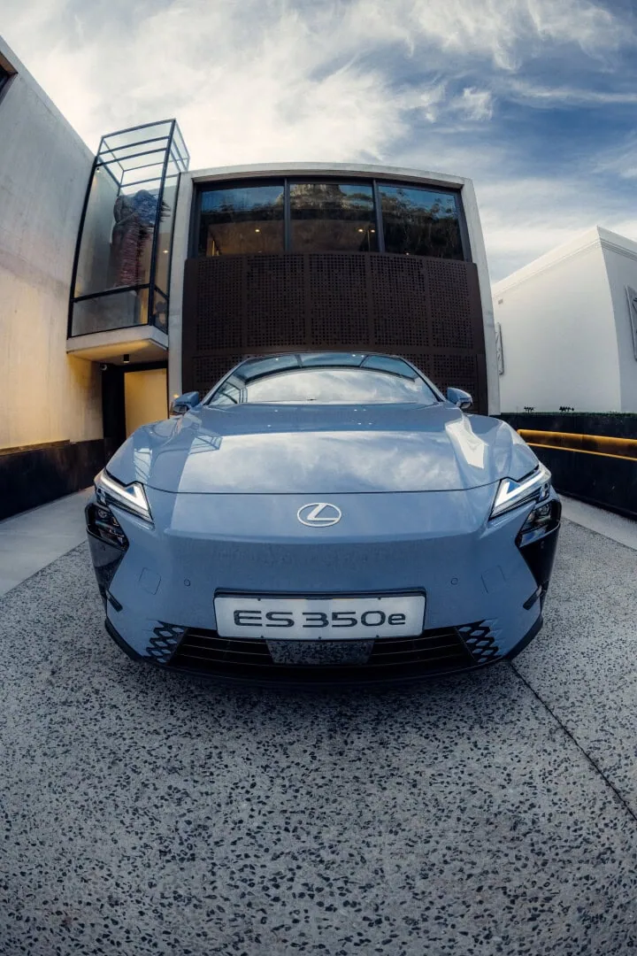 Lexus ES 350e front view in wide-angle close-up - Saffarazzi Lexus ES 350e front view in wide-angle close-up