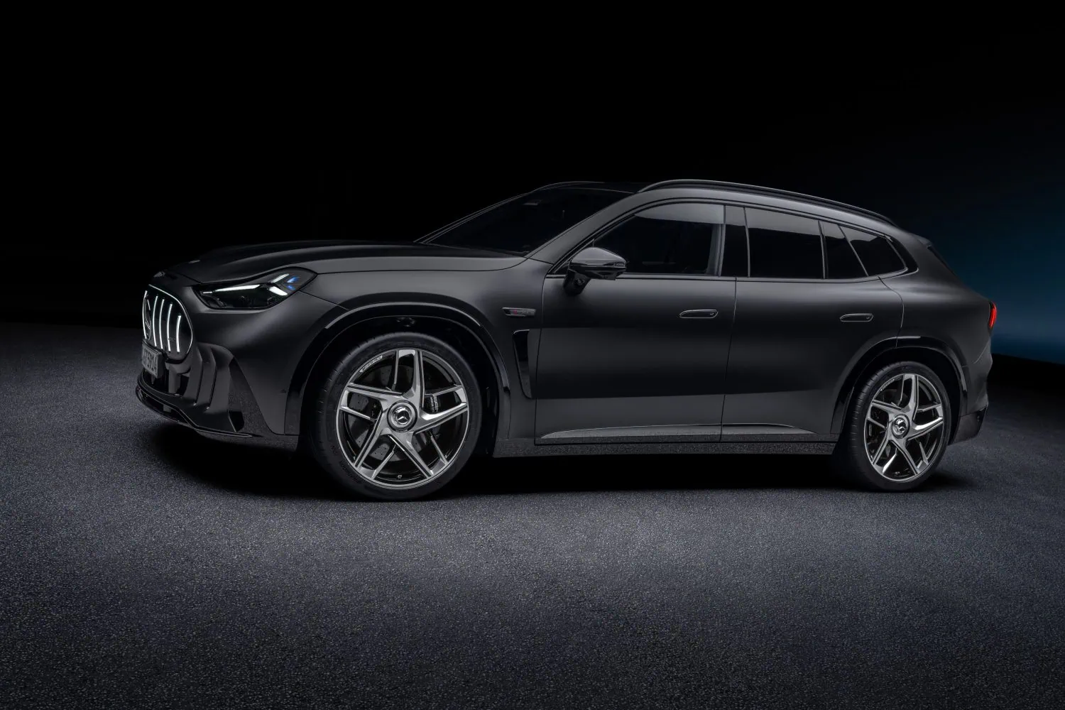 Mercedes-AMG GT SUV side angle - Saffarazzi Mercedes-AMG GT SUV left side three-quarter profile.