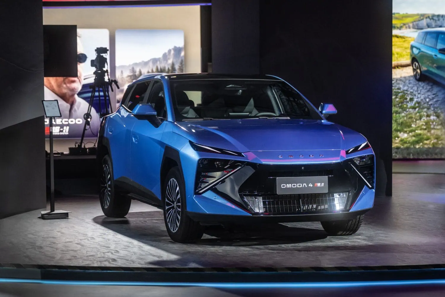 Omoda 4 compact SUV front three-quarter view on stand - Saffarazzi Omoda 4 compact SUV front three-quarter view on stand