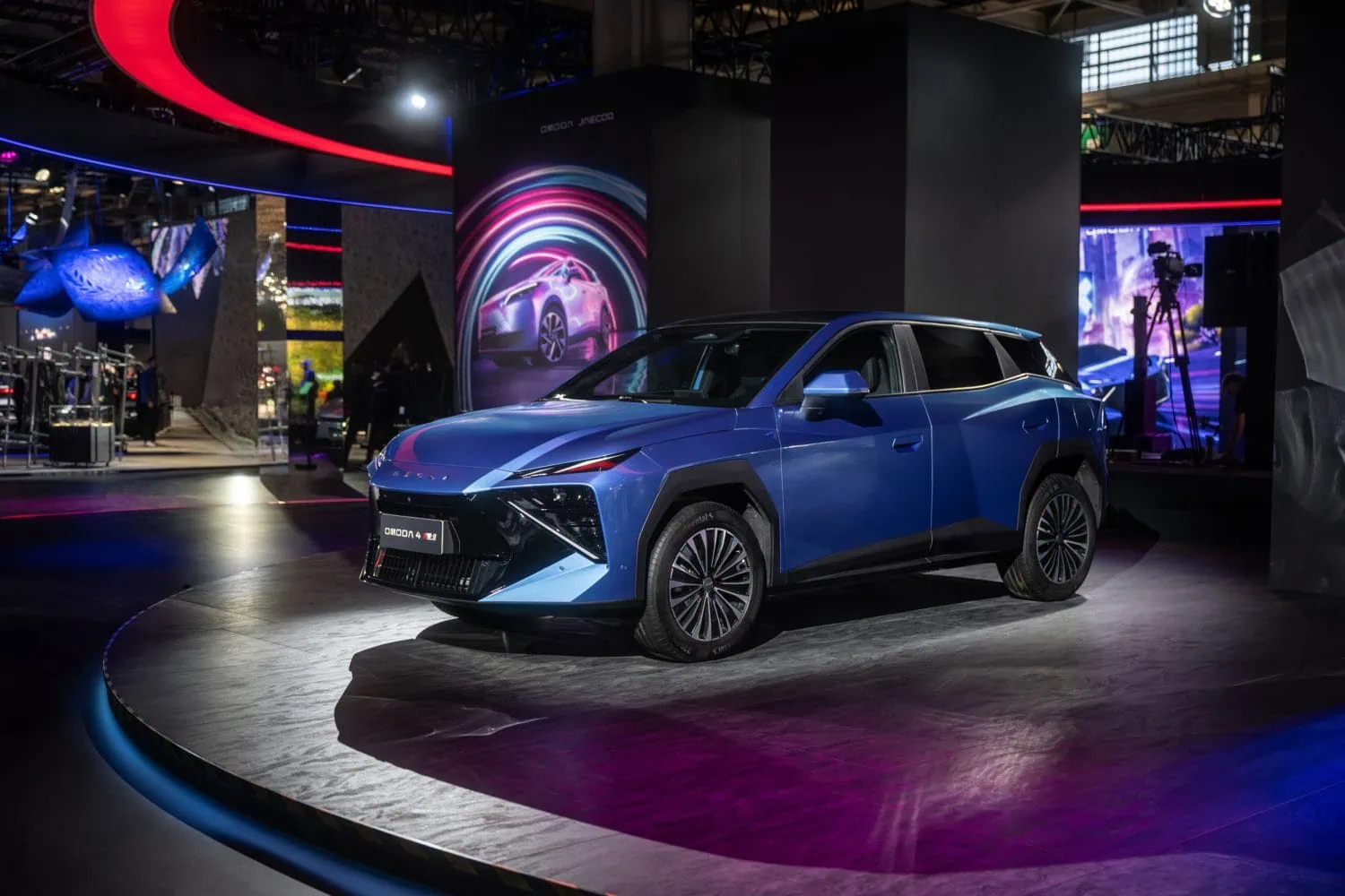 Omoda 4 compact SUV on turntable at Paris Motor Show - Saffarazzi Omoda 4 compact SUV on turntable at Paris Motor Show