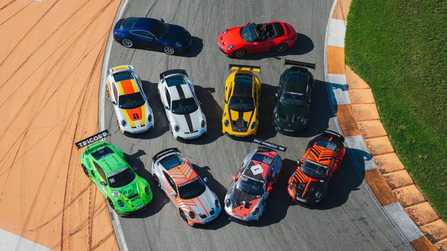 Porsche 911 race and road cars on track from above - Saffarazzi Porsche 911 race and road cars on track from above