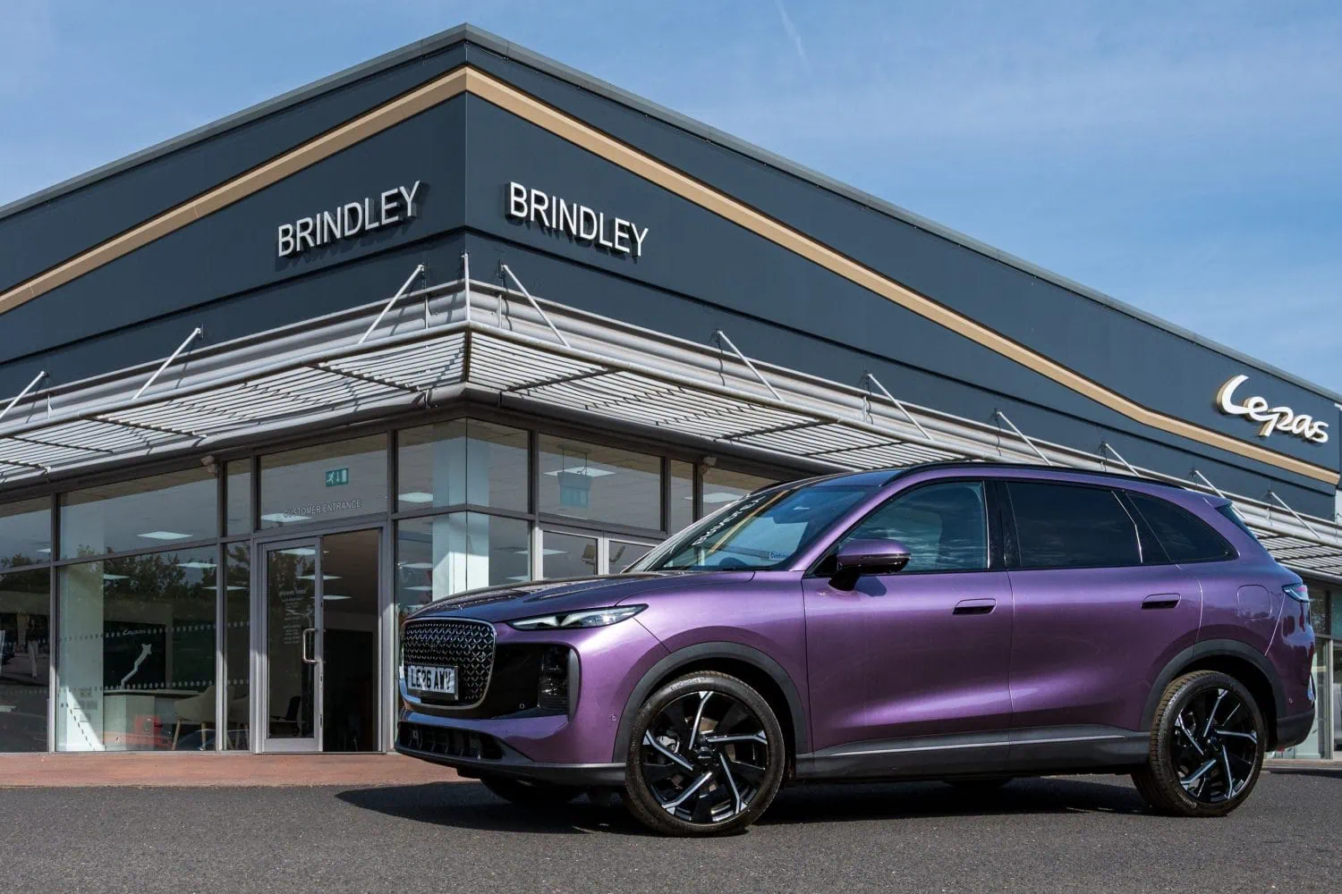 Purple LEPAS L8 plug-in hybrid SUV outside Brindley dealership - Saffarazzi Purple LEPAS L8 plug-in hybrid SUV outside Brindley dealership