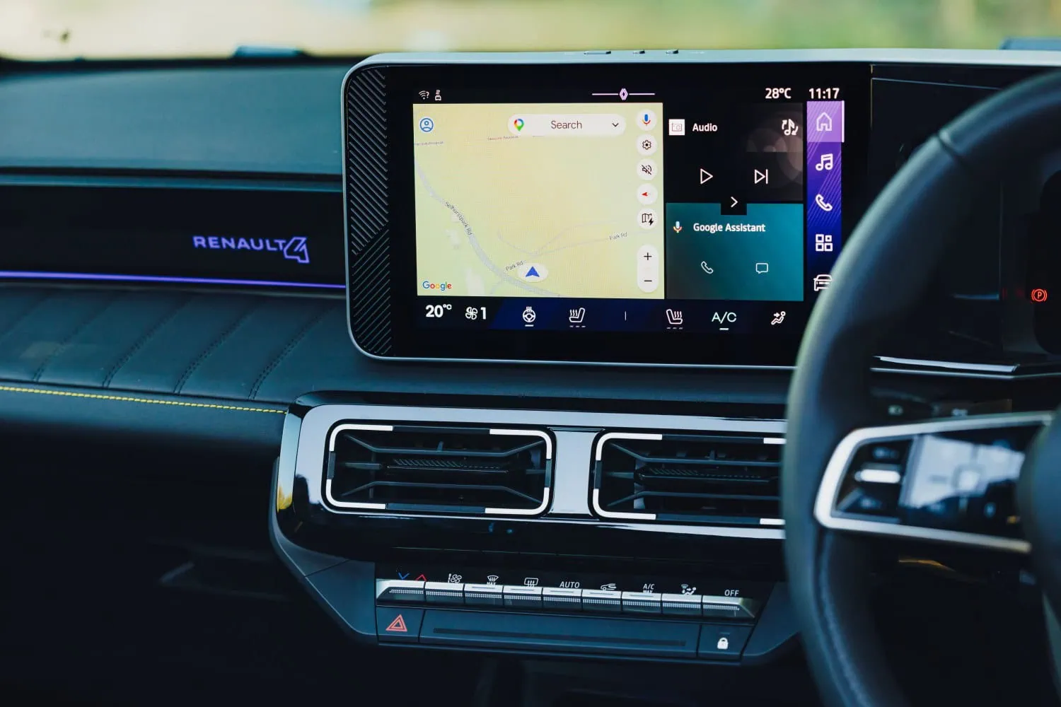 Renault 4 Google Maps display - Saffarazzi Renault 4 E-Tech electric touchscreen showing Google Maps and audio.