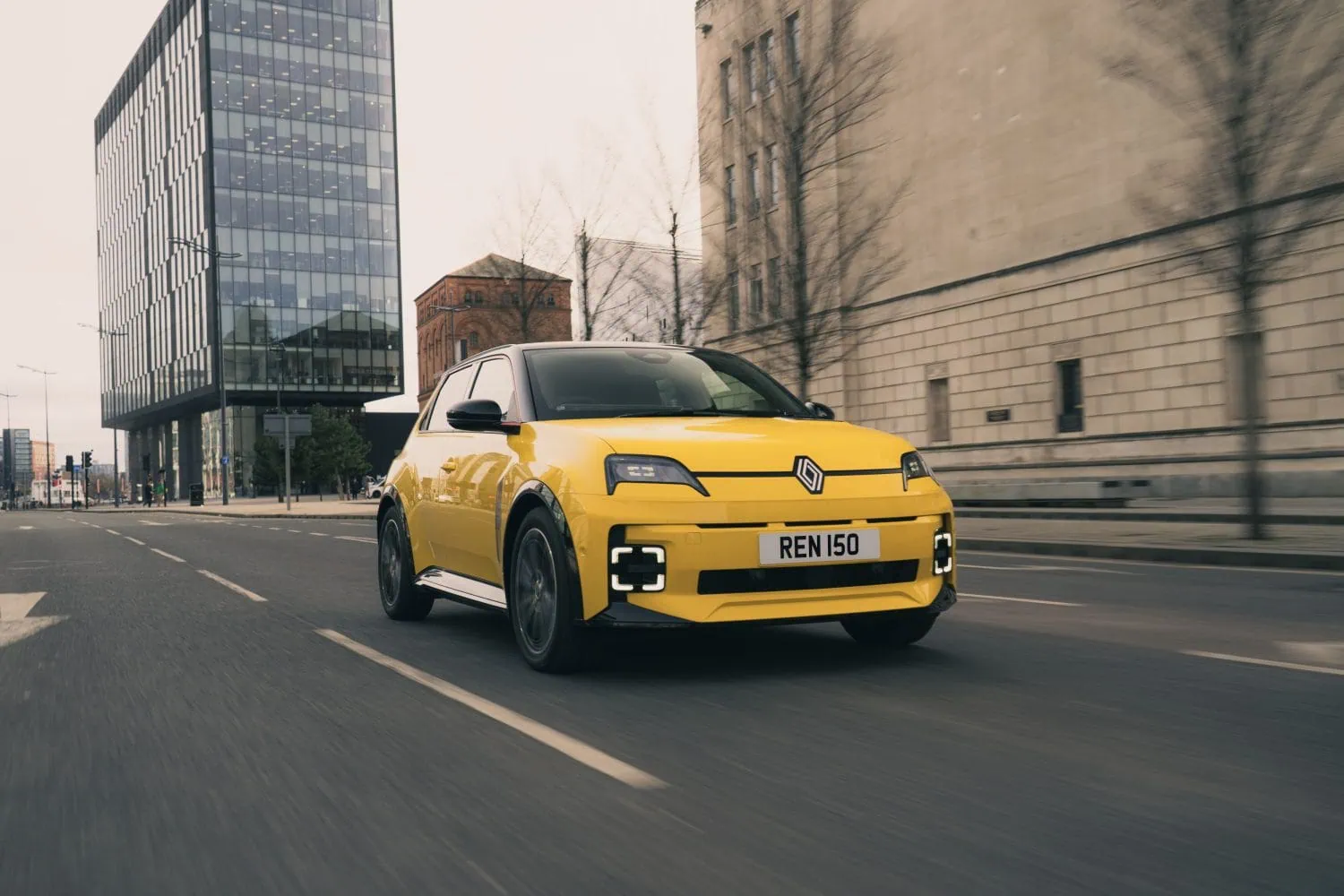 Renault 5 E-Tech electric front three-quarter view in city - Saffarazzi Renault 5 E-Tech electric front three-quarter view in city