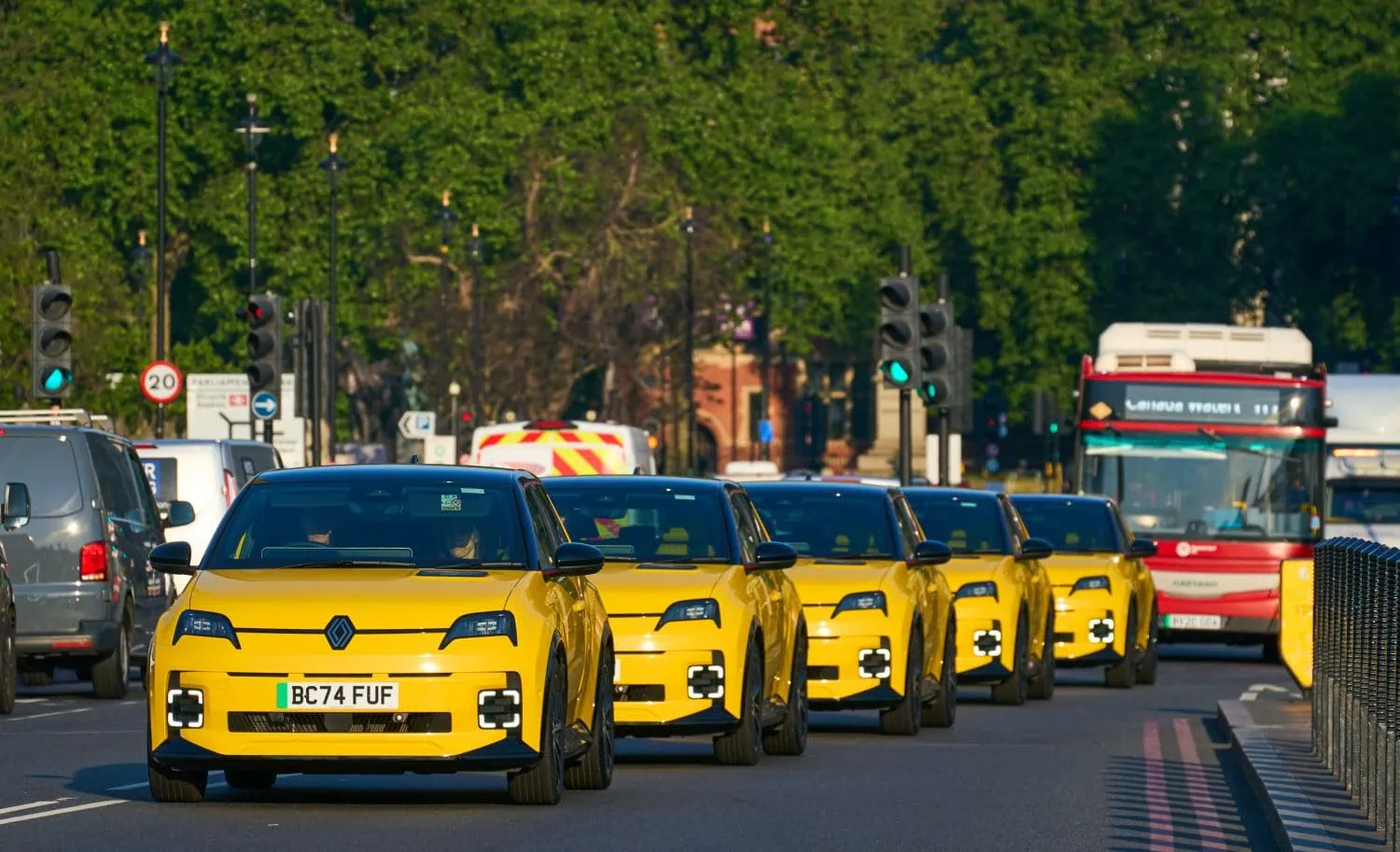 Renault 5 E-Tech electric hatchbacks in London traffic - Saffarazzi Renault 5 E-Tech electric hatchbacks in London traffic