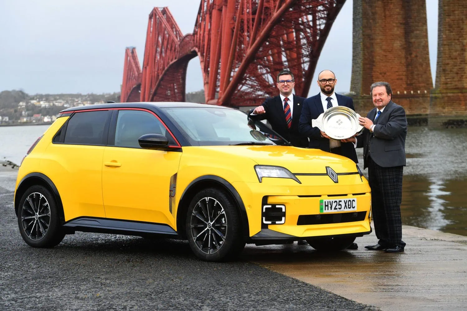 Renault 5 E-Tech electric with award at Forth Bridge - Saffarazzi Renault 5 E-Tech electric with award at Forth Bridge
