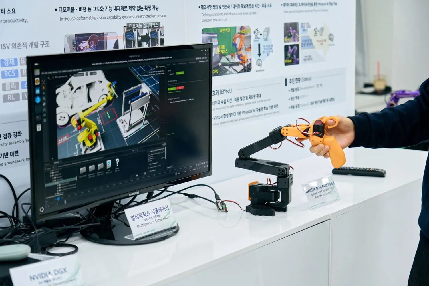 Robot arm simulation demo - Saffarazzi Robot arm teleoperation demo with multiphysics simulation screen.
