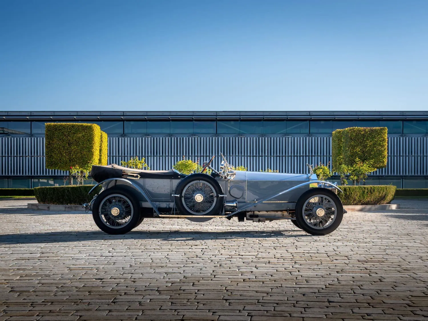 Silver Ghost left profile - Saffarazzi Rolls-Royce Silver Ghost left side profile on cobbles.