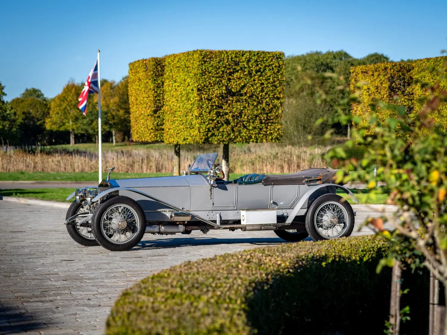 Silver Ghost with Union flag - Saffarazzi Rolls-Royce Silver Ghost side view beside Union flag.