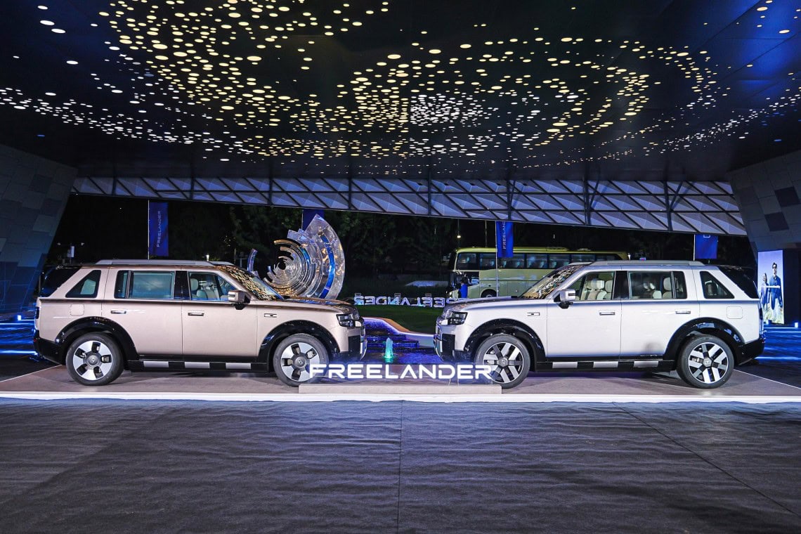 Freelander 8 SUVs on stage - Saffarazzi Two Freelander 8 large SUVs on display stage.