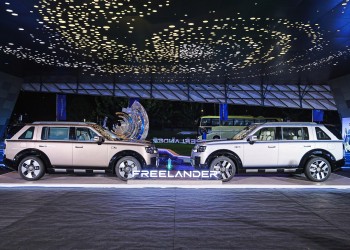 Two Freelander 8 large SUVs on display stage.