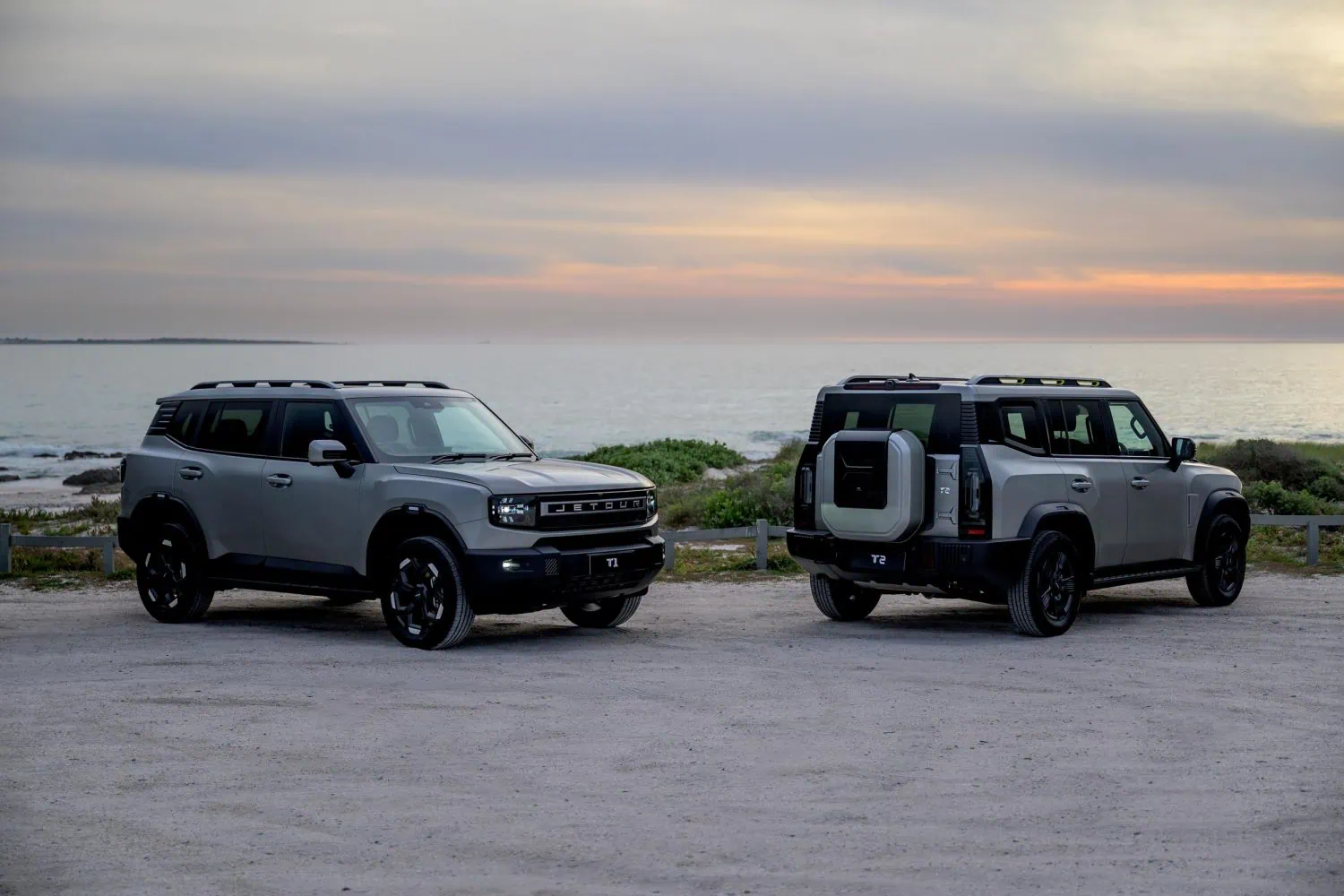 Two Jetour T2 SUVs parked by the sea at sunset - Saffarazzi Two Jetour T2 SUVs parked by the sea at sunset