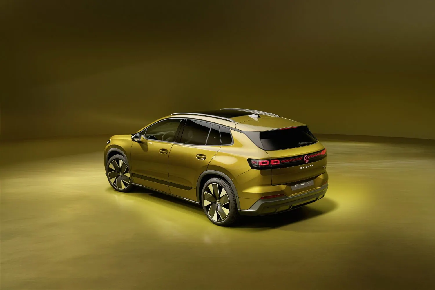 Volkswagen ID. Tiguan elevated rear three-quarter view from right - Saffarazzi Volkswagen ID. Tiguan elevated rear three-quarter view from right