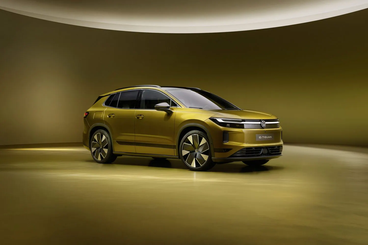 Volkswagen ID. Tiguan front three-quarter view from right - Saffarazzi Volkswagen ID. Tiguan front three-quarter view from right