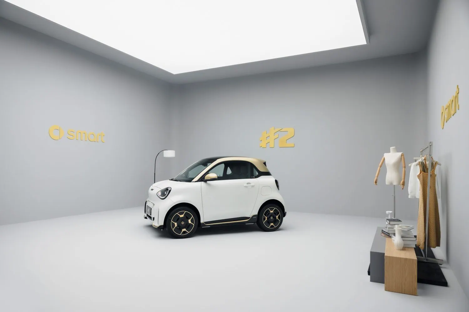 White smart #2 side profile in grey studio - Saffarazzi White smart #2 side profile in grey studio