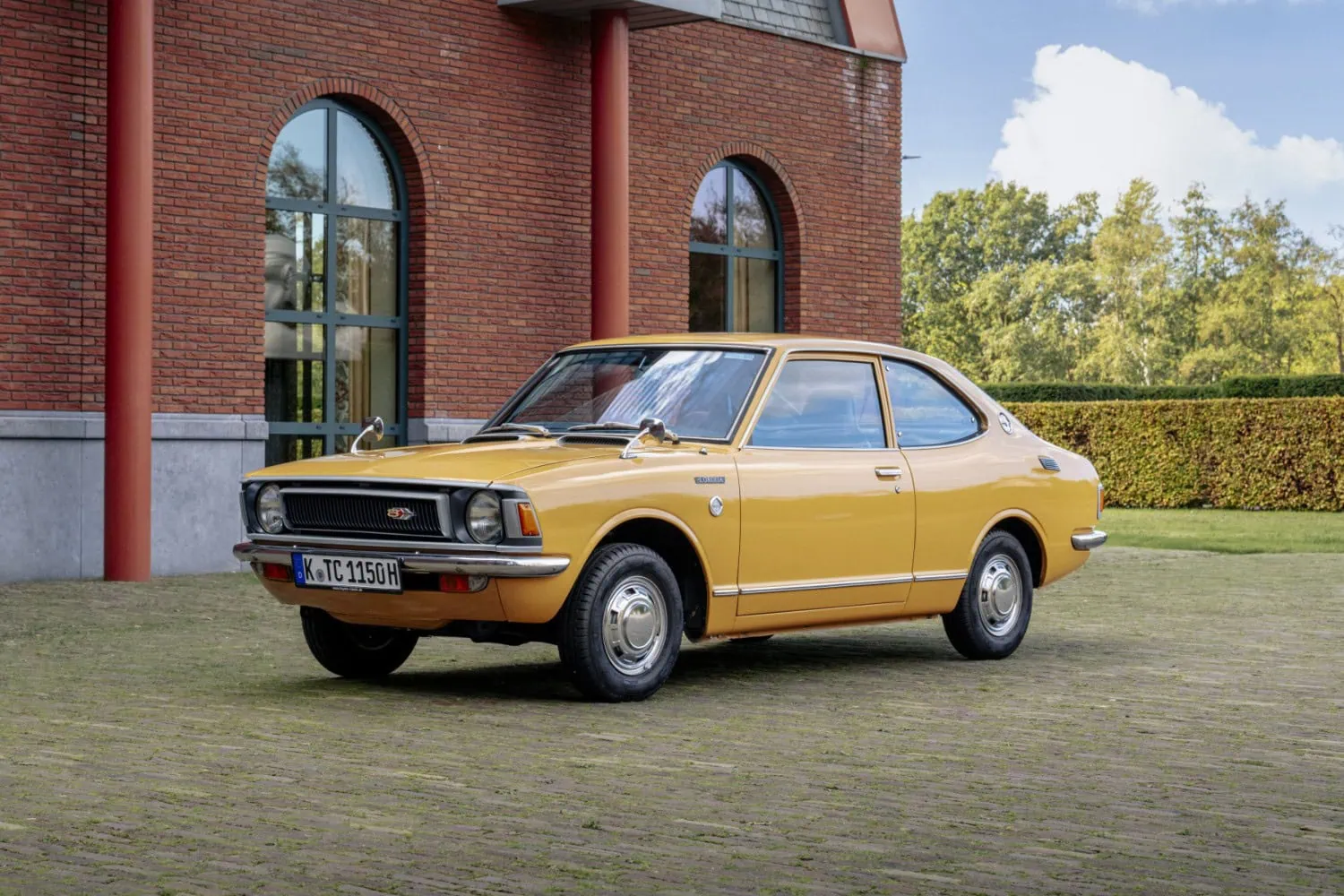 Yellow Corolla coupe - Saffarazzi Yellow Toyota Corolla coupe front three-quarter view.